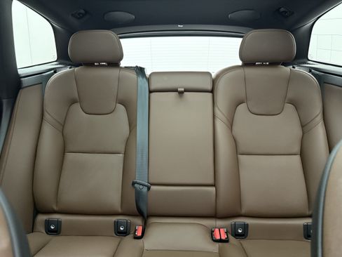 Certified 2024 Volvo XC60 B5 Plus AWD/4WD image 23