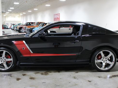 Used 2012 Ford Mustang GT Premium w/ Electronics Pkg RWD image 2
