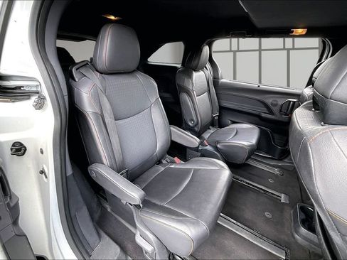 Used 2023 Toyota Sienna XSE FWD image 27