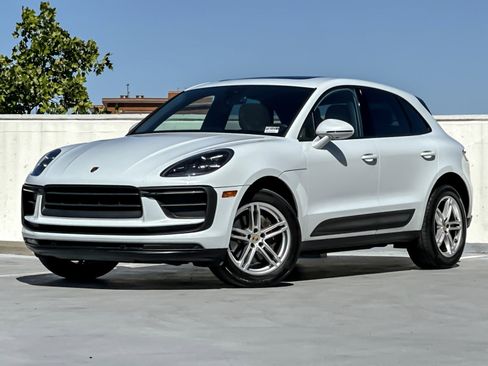 Used 2022 Porsche Macan AWD/4WD image 1