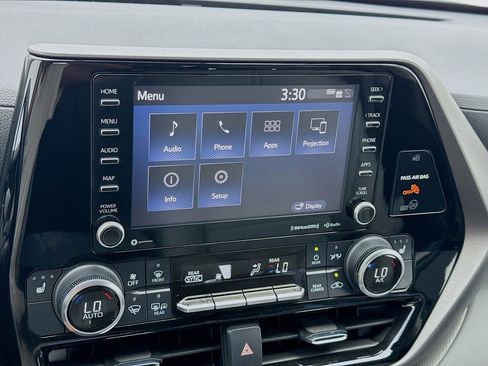 Used 2022 Toyota Highlander XLE FWD image 9