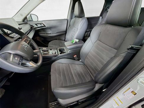 Used 2024 Mitsubishi Outlander SE AWD/4WD image 11