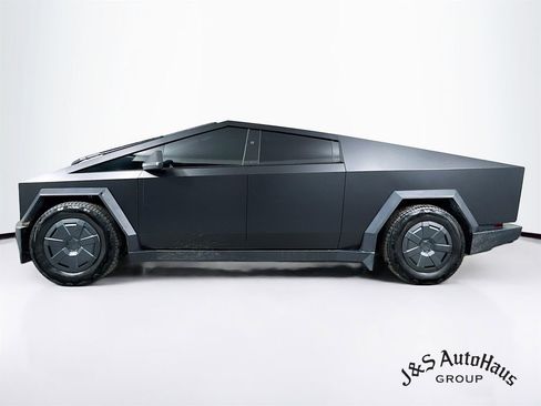 Used 2025 Tesla Cybertruck AWD Crew Cab image 4