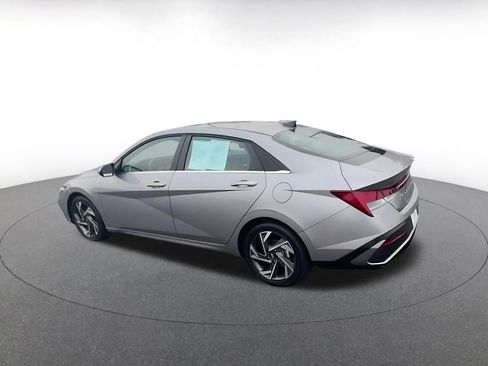 Used 2025 Hyundai Elantra Limited image 10