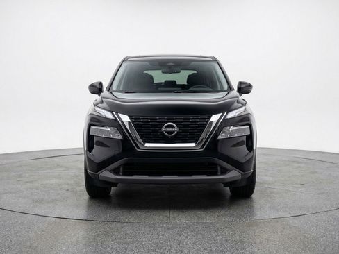 Used 2025 Nissan Rogue SV image 2