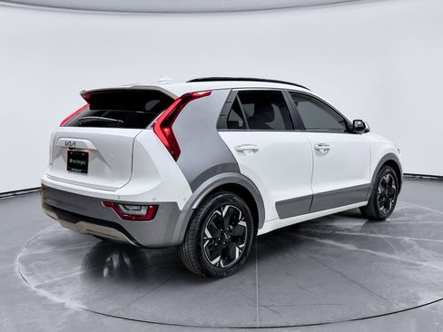 Used 2024 Kia Niro Wave w/ Wave Preserve Package FWD image 3
