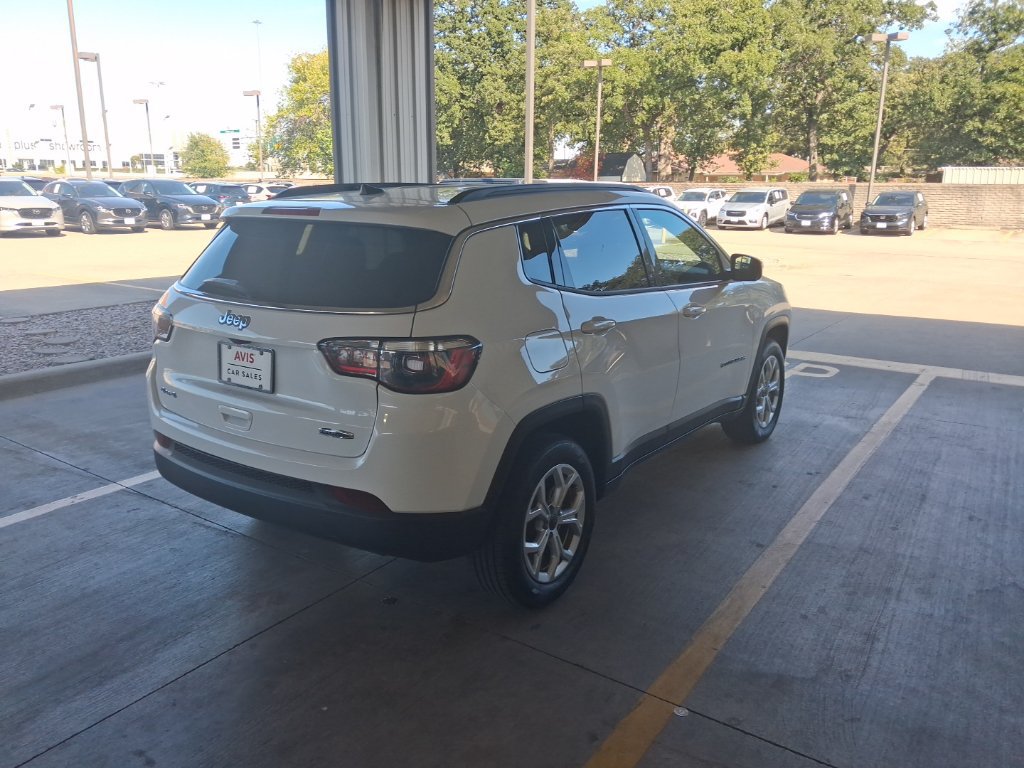 Used 2025 Jeep Compass Latitude AWD/4WD image 7