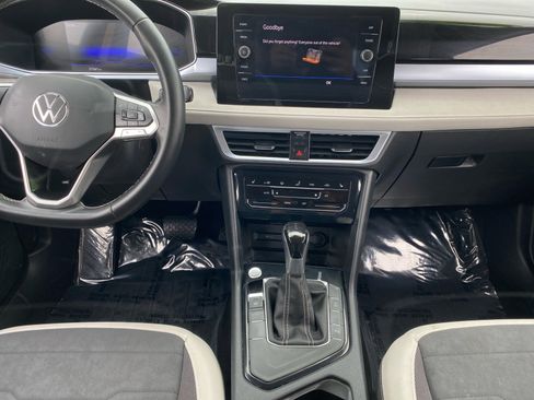 Used 2025 Volkswagen Taos SE image 11