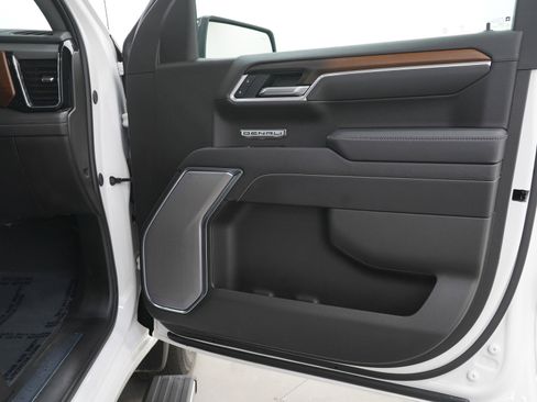 Used 2025 GMC Sierra 1500 Denali AWD/4WD image 9