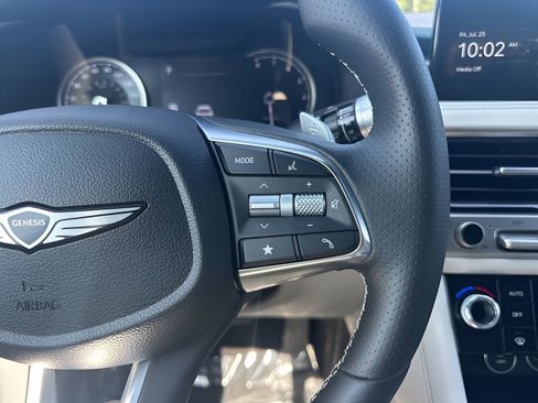 Used 2025 Genesis G70 2.5T image 15