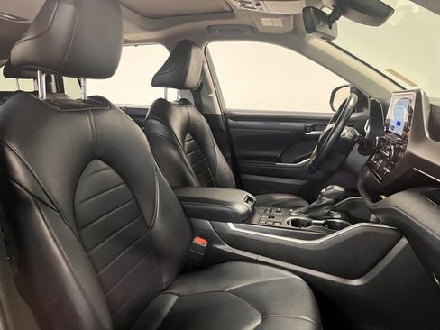 Used 2023 Toyota Highlander L image 10
