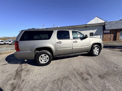 Used 2007 Chevrolet Suburban LT w/ LT Preferred Equipment Group image 9