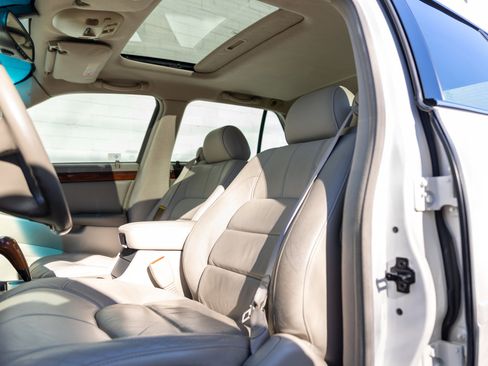 Used 2000 Cadillac De Ville DTS w/ Comfort/Convenience Pkg image 45