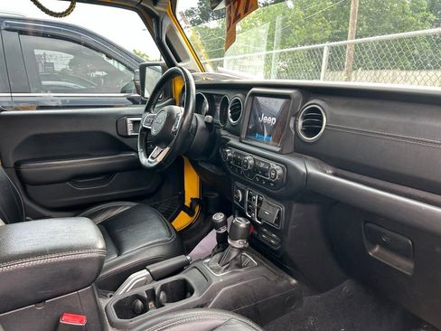 Used 2019 Jeep Wrangler Unlimited Sahara w/ Quick Order Package 24M Moab AWD/4WD image 9