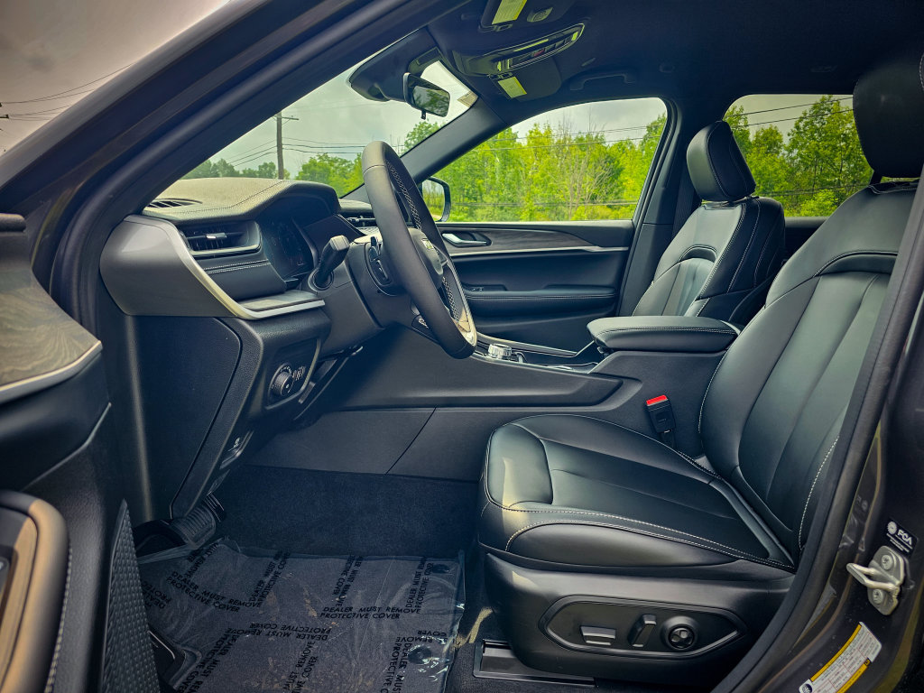 New 2026 Jeep Grand Cherokee Limited AWD/4WD image 13