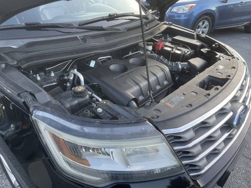 Used 2017 Ford Explorer XLT w/ Equipment Group 202A AWD/4WD image 33
