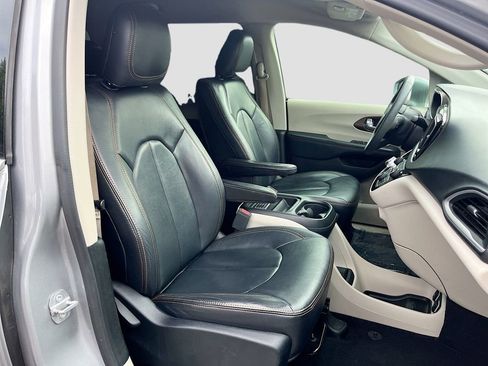 Used 2018 Chrysler Pacifica Touring Plus w/ Tire & Wheel Group FWD image 33