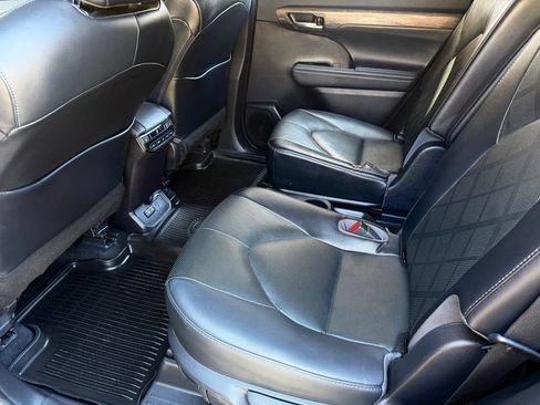Used 2022 Toyota Highlander Platinum FWD image 19