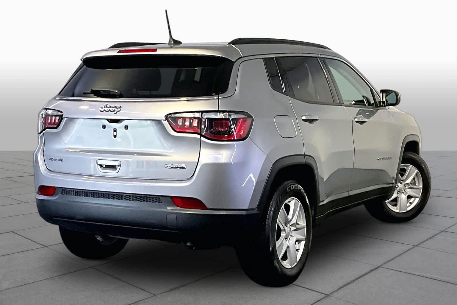 Used 2022 Jeep Compass Latitude w/ Sun and Sound Group AWD/4WD image 24