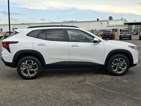 Used 2025 Chevrolet Trax LT FWD image 25