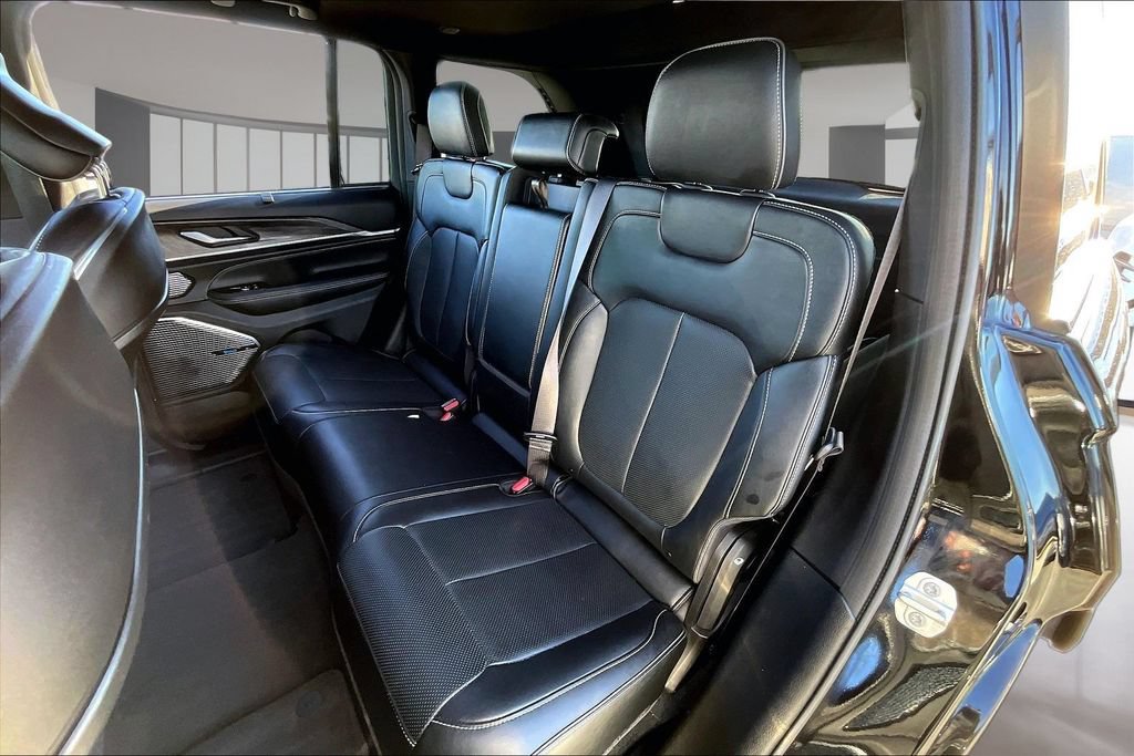 Used 2023 Jeep Grand Cherokee Overland w/ Luxury Tech Group IV AWD/4WD image 20