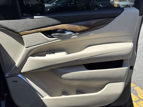 Used 2019 Cadillac Escalade ESV Luxury AWD/4WD image 37