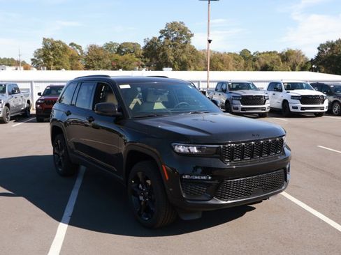 New 2025 Jeep Grand Cherokee Limited w/ Black Appearance Package AWD/4WD image 3