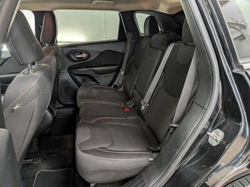 Used 2015 Jeep Cherokee Latitude w/ Cold Weather Group AWD/4WD image 15