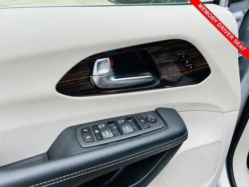 Used 2023 Chrysler Pacifica Limited image 15
