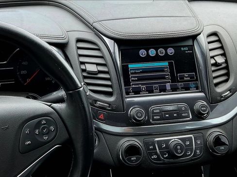 Used 2018 Chevrolet Impala LT FWD image 13