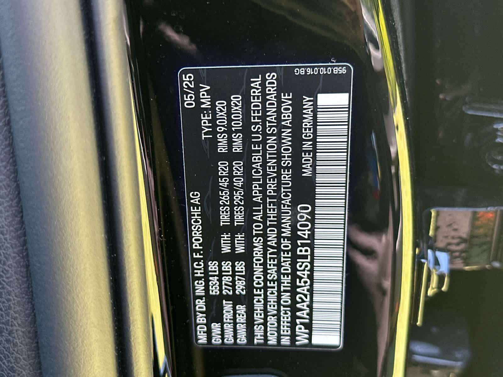 Certified 2025 Porsche Macan AWD/4WD image 33