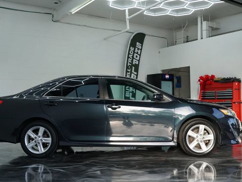 Used 2013 Toyota Camry SE w/ Leather Pkg FWD image 5