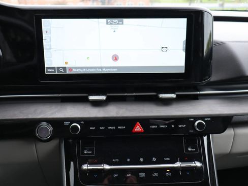 Used 2023 Kia Carnival EX FWD image 9