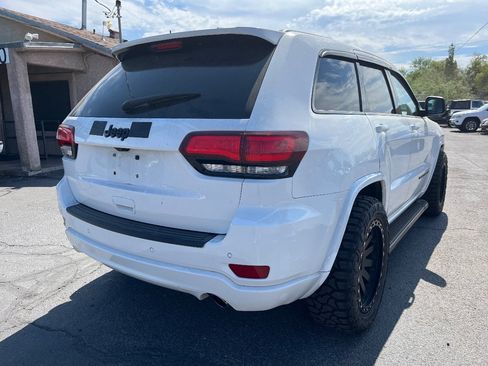 Used 2018 Jeep Grand Cherokee Altitude RWD image 3