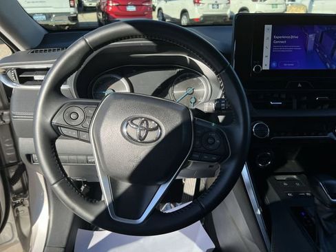 Used 2024 Toyota Venza LE image 13