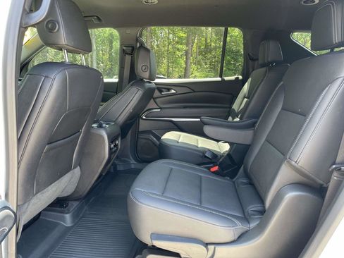 Used 2025 Chevrolet Traverse LT w/ LPO, Floor Liner Package FWD image 3