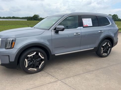 Used 2025 Kia Telluride S FWD image 5