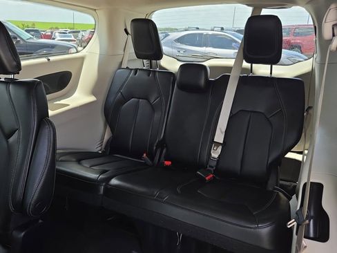 Used 2023 Chrysler Pacifica Touring-L w/ Uconnect Theater Family Group AWD/4WD image 9