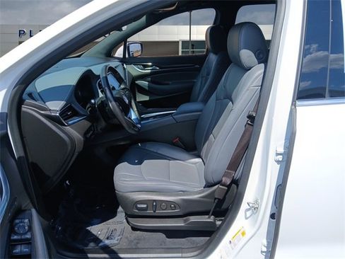 Used 2024 Buick Enclave Premium image 9