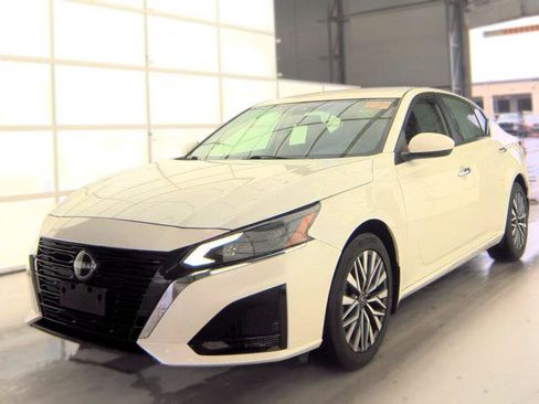 Used 2023 Nissan Altima 2.5 SV AWD/4WD image 6
