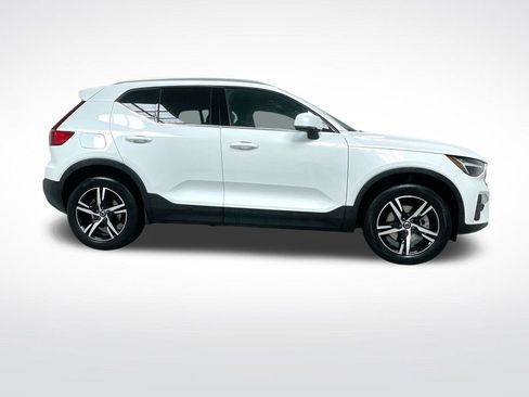 Used 2025 Volvo XC40 B5 Core image 2