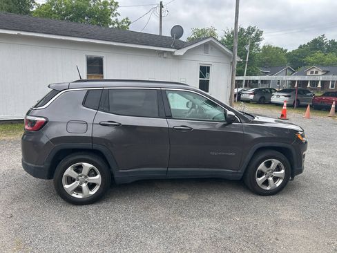 Used 2019 Jeep Compass Latitude w/ Cold Weather Group FWD image 4