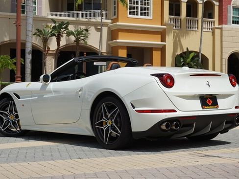 Used 2017 Ferrari California T RWD image 39