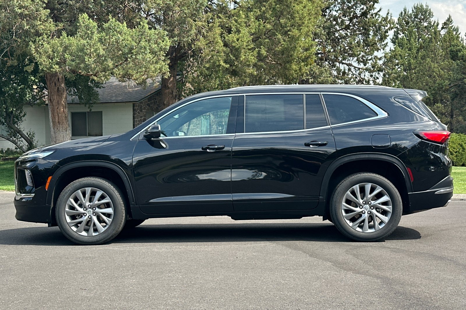 Used 2025 Buick Enclave Preferred AWD/4WD image 7