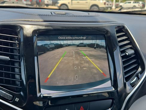 Used 2020 Jeep Cherokee Limited FWD image 23