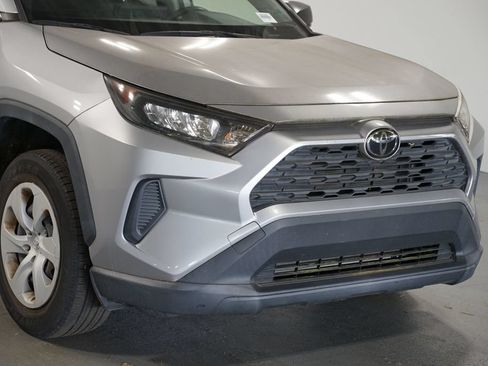 Used 2020 Toyota RAV4 LE FWD image 4