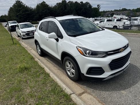 Used 2021 Chevrolet Trax LT FWD image 2