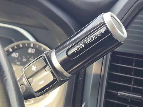 Used 2024 Nissan Titan SV w/ SV Convenience Package image 23