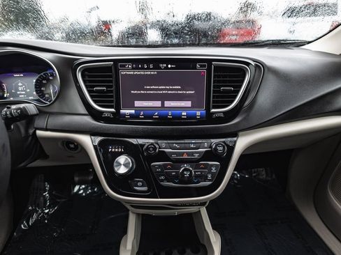 Used 2024 Chrysler Pacifica Touring-L FWD image 30