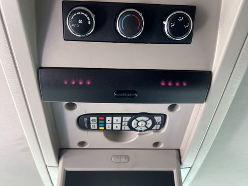 Used 2016 Chrysler Town & Country Touring FWD image 21